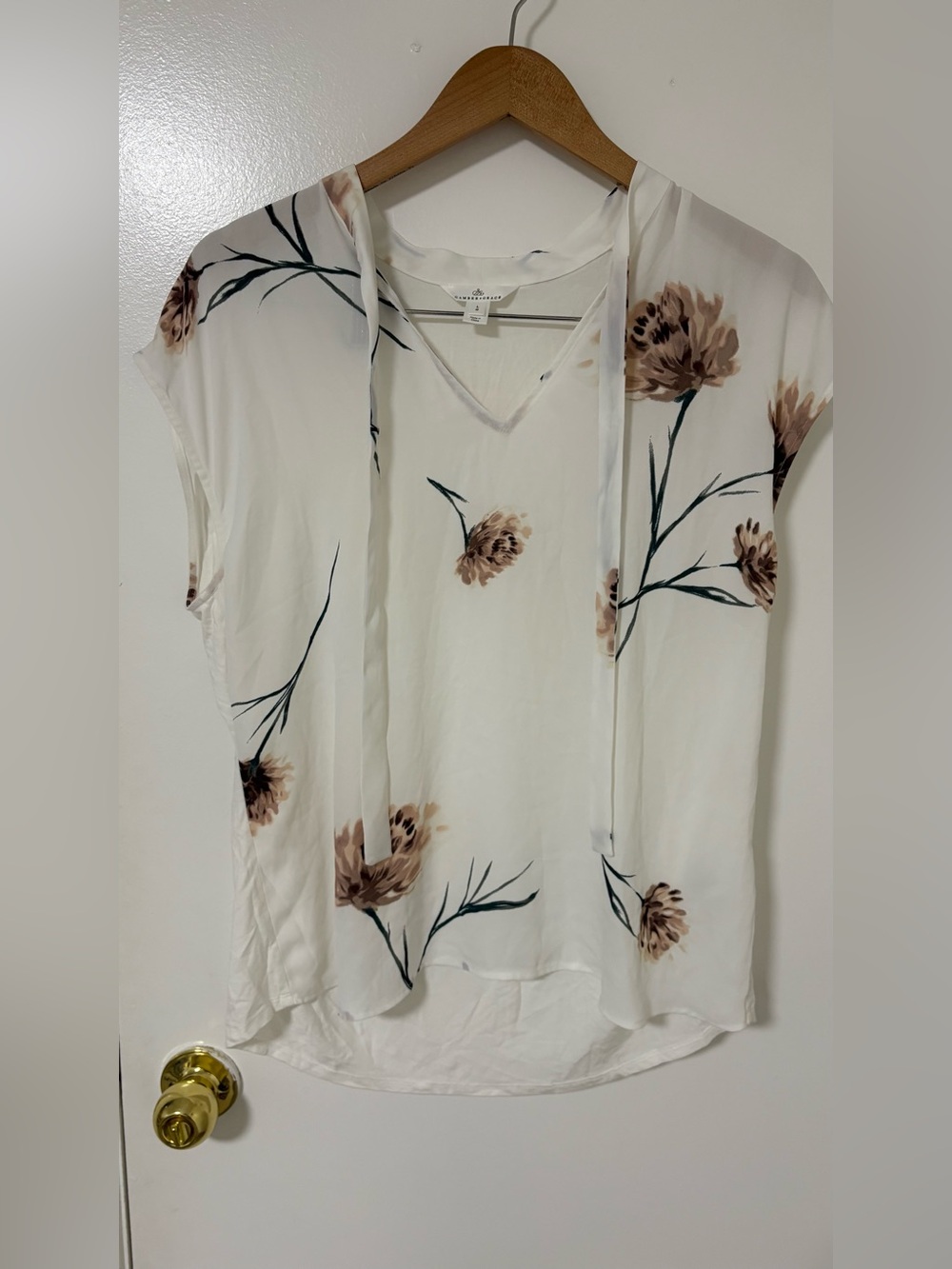 Floral Tie-Neck V-Neck Blouse in Cream